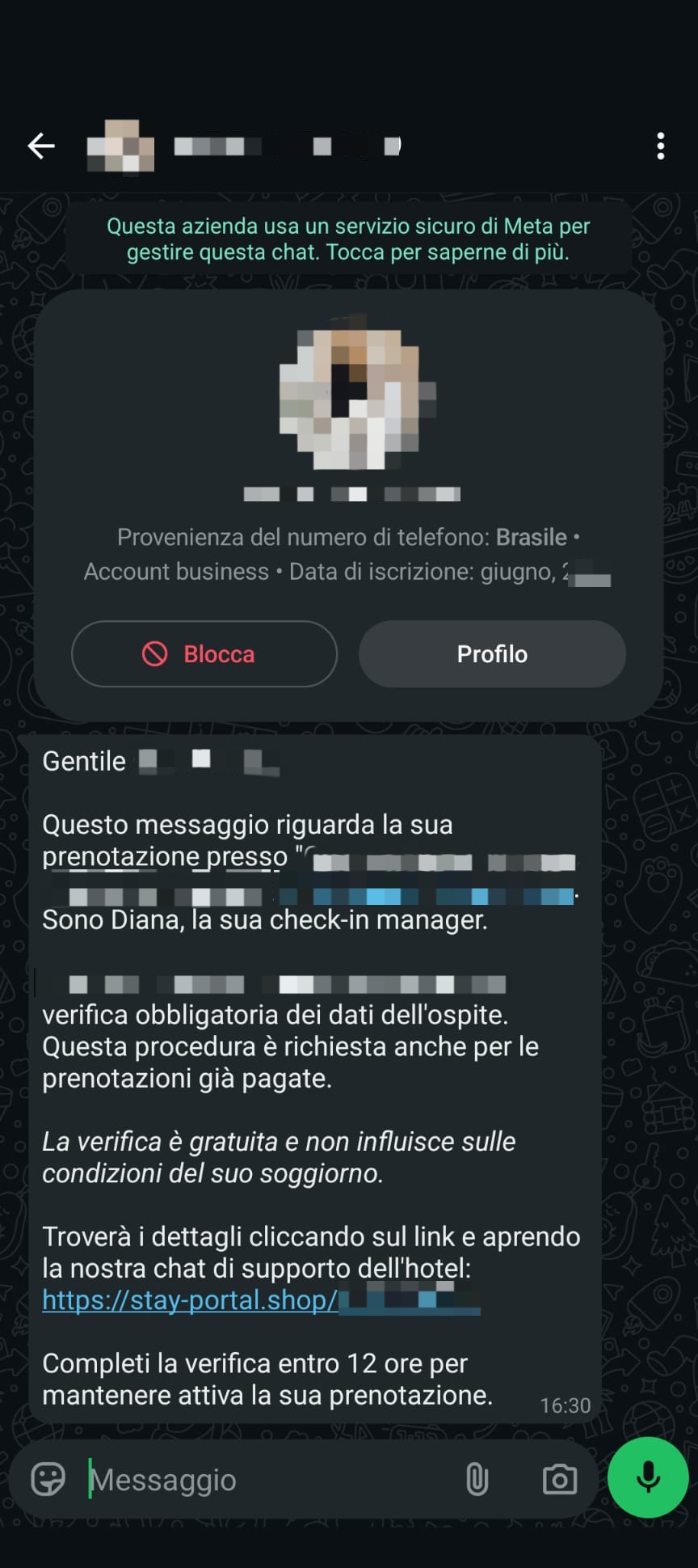 Screenshot anonimizzato di una conversazione WhatsApp con un tentativo di truffa legato a una prenotazione hotel, con dominio stay-portal.shop visibile nel link fraudolento